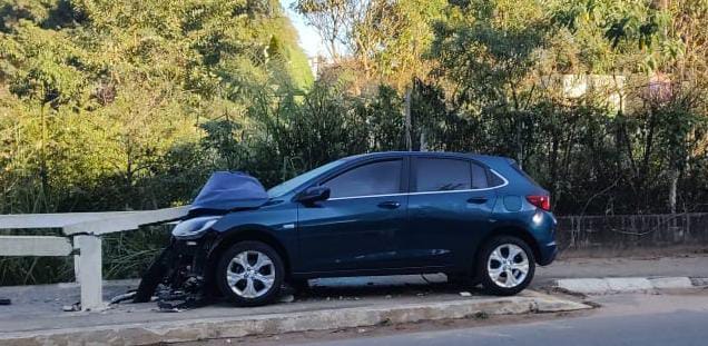  Carro colide com defensa na avenida Brasil, próximo ao Hospital